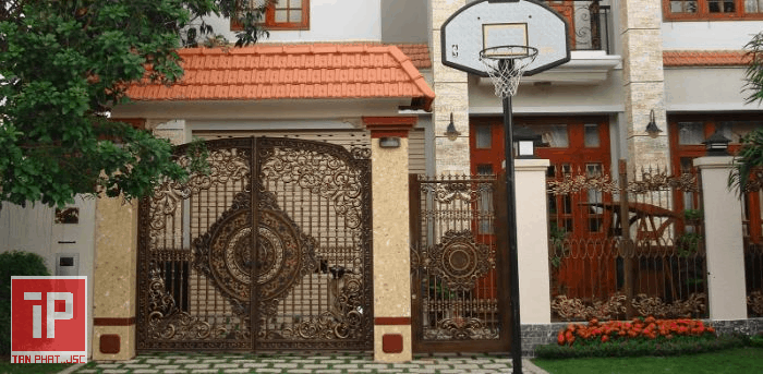 Một trong những điều kiêng kỵ khi làm cổng nhà là tránh kín cổng cao tường